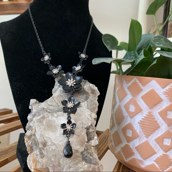 Flower drop sparkle necklace - Picture 7 of 8